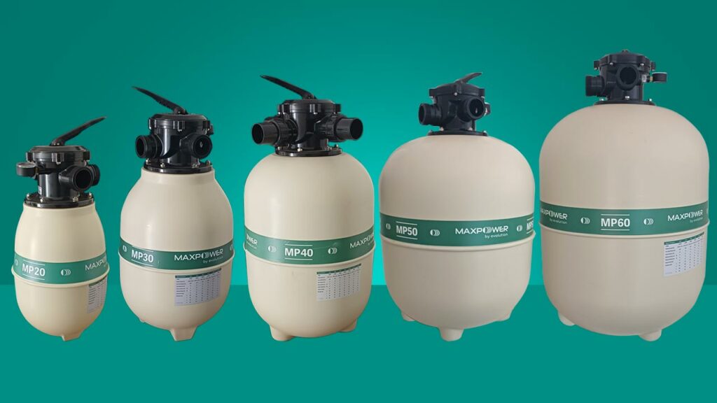 Imagem com os filtros de areia MaxPower modelos MP20, MP30, MP40, MP50, MP60, alinhados da esquerda para a direita sobre fundo verde.