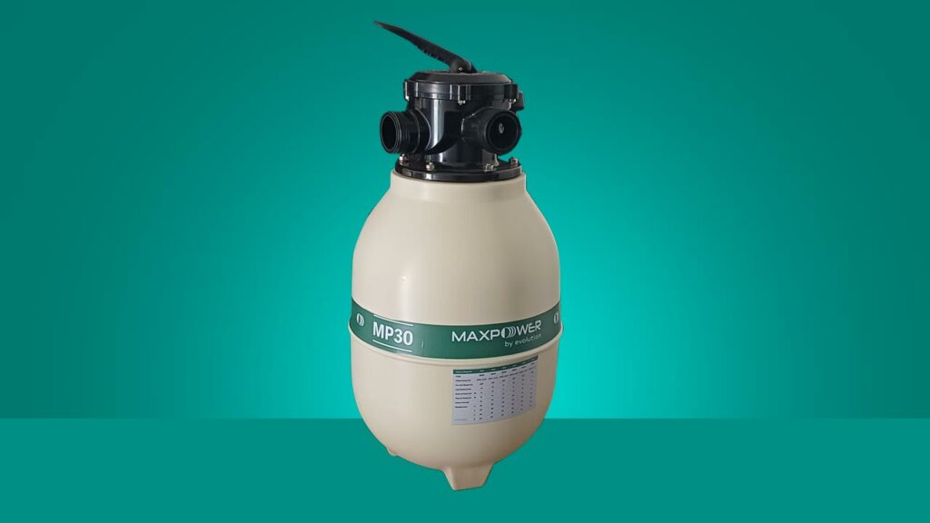 Filtro de areia MaxPower modelo MP30 em fundo verde, indicado para piscinas de até 25 mil litros.