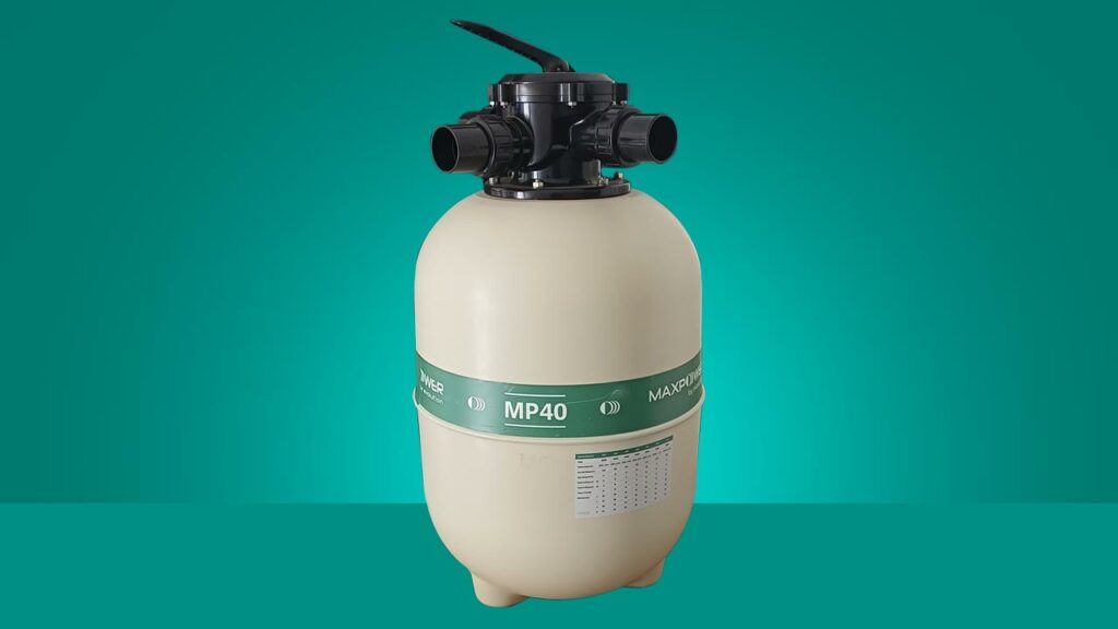 Filtro de areia MaxPower MP40 para até 35 mil litros de água, com válvula multivias e corpo robusto.