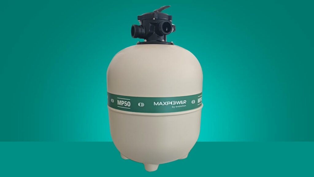 Filtro de areia MaxPower MP50 para até 45 mil litros, com corpo reforçado e válvula multivias superior.